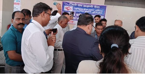 दिनांक-12/09/2026 को आयोजित मेगा लोक अदालत ,सिवान में  दीप प्रज्वलित करते मुख्य अतिथि व जिला एवं सत्र न्यायाधीश के साथ उपस्थिति 